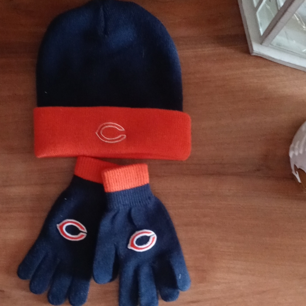 Chicago bears hat and gloves